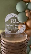 Topo de Bolo em Acrílico Personalizado Elegante com Detalhes Florais e Acabamento Premium