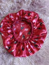 Touca de cetim estampada de batom.