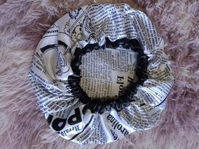 Touca de cetim estampado de jornal.