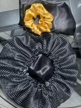 touca de cetim sharmuse preta com bolinhas brancas + Xuxinha dourada + fronha preta