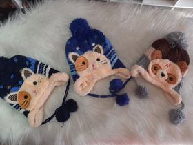 Touca infantil em tricô bichinhos é popom