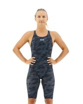 Traje de Competição TYR Thresher Camo Costas Abertas Tech Suit Feminino com Tecido Hidrofóbico Traje de Competição TYR Thresher Camo Costas Abertas Tech Suit Feminino com Tecido Hidrofóbico