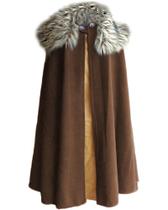 Traje medieval marrom com pele e ombro em Cape MSorient