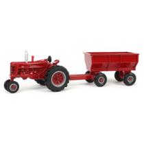 Trator Case IH Farmall 400 em escala 1/64 com carreta Trator Case IH Farmall 400 em escala 1/64 com carreta