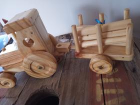 Trator de Brinquedo em Madeira de Pinus para Crianças