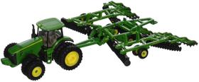 Trator de brinquedo ERTL John Deere 8320R com conjunto de discos modelo 637 1:64