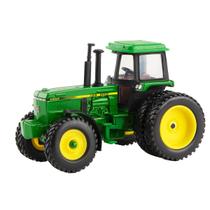 Trator de brinquedo John Deere 4850 em escala 1/64 com logotipo FFA