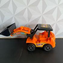 Trator de plástico de brinquedo amarelo com pá carregadeira presente dia da crianças Trator de plástico de brinquedo amarelo com pá carregadeira presente dia da crianças