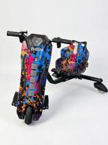 Triciclo Elétrico Drift 350w Bluetooth 3 Velocidades Único com Amortecedor Cor:Rajado Azul/Vermelho (Q)