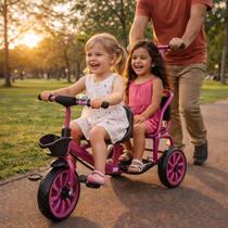 Triciclo Infantil Duplo 2 Lugares com Empurrador e Haste Guia Cesto e Campainha Triciclo Infantil Duplo 2 Lugares com Empurrador e Haste Guia Cesto e Campainha