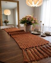 Trilho de mesa boho em crochê - Caminho de mesa Peça Artesanal feito a mão Trilho de mesa boho em crochê - Caminho de mesa Peça Artesanal feito a mão