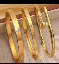Trio Braceletes Feminino Trevo Dourado 18k Elegância e Luxo Trio Braceletes Feminino Trevo Dourado 18k Elegância e Luxo