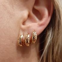 Trio de argolinha dourada trabalhada flôr