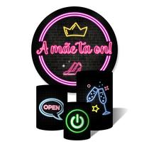 Trio de Capas Cilíndricas + Painel Redondo Sublimado c/ Elástico A Mãe Ta On Neon Parede de Tijolos Coroa Trio de Capas Cilíndricas + Painel Redondo Sublimado c/ Elástico A Mãe Ta On Neon Parede de Tijolos Coroa