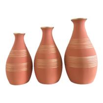 Trio de garrafa vaso em cerâmica terracota com dourado fosco G30x16cm M27x14cm P 24x13cm