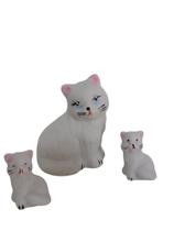 Trio de Gatos Gatinhos sentado de porcelana miniaturas enfeite