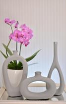 *trio de jarros vazados em cerâmica para decoração de sala, centro de mesa na cor cinza*
