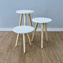 Trio de Mesas Lateral Redondas com Pé Palito de Madeira Branco e Natural