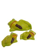 Trio de Sapos deitado com gravata de porcelana miniaturas enfeite