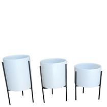 Trio de vasos cerâmica branco com suporte de metal