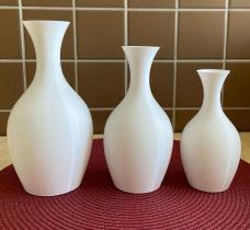 Trio de Vasos Jarros Lisos Decoração Para Sala Quarto Escritório Plástico Flores Secas Enfeite Mesa Rack Trio de Vasos Jarros Lisos Decoração Para Sala Quarto Escritório Plástico Flores Secas Enfeite Mesa Rack