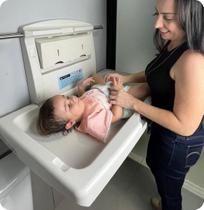 Trocador de Fraldas Nino Fixação na Parede, Com Cinto de Segurança, Suporte para Bolsa, PortaLenço e Capacidade até 25kg