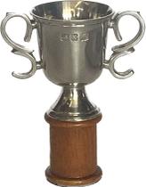 Troféu com base de madeira, altura total = 9 cm (P240E) miniatura