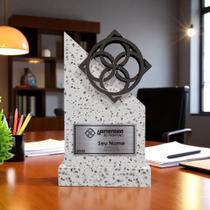 Troféu Graniquartz Artificial Branco / cinza - com placa de metal e logo em impressao 3D