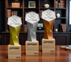 Troféu tipo taça com brasão da logo em resina