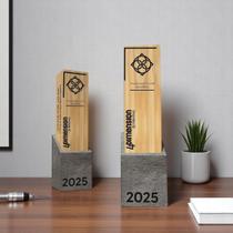 Troféu Torre de madeira com base de concreto