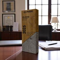 Troféu Tower - Torre de madeira com base de concreto