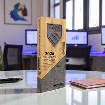 Troféu Tower - Torre de madeira com base de concreto - Brasão da sua LOGO em Resina