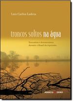Troncos soltos na agua