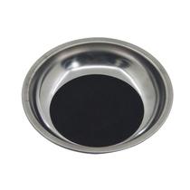 Truque de ilusão de penetração de moedas mágicas em taça