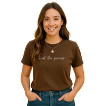 Tshirt Feminina Camiseta Premium algodão Estampa Confie no Processo Manga Curta, Gola redonda, Reforço de ombro e Gola, Toque Macio