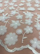 Tule bordado Margarida 3D na cor off white