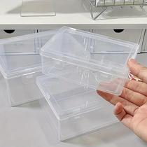 Um conjunto de três caixas de armazenamento transparentes, cada com tampa flip-top.