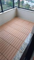 Um deck modular plástico antiderrapante 30x30 piscina box varanda jardim sacada