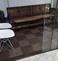 Um deck modular plástico antiderrapante 30x30 piscina box varanda jardim sacada