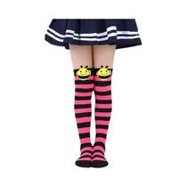 Um par de meias listradas até o joelho para crianças com abelhas.