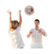 Uma bola de praia inflável, suprimentos de natação para esportes aquáticos para festas na piscina