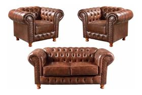 Uma Namoradeira com Duas Poltronas Chesterfield Luiz XV Corano Marrom Uma Namoradeira com Duas Poltronas Chesterfield Luiz XV Corano Marrom