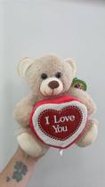 Urso Caco Bege de Pelúcia 21 cm com Coração 'I LOVE YOU' - Presente Ideal para Todas as Ocasiões