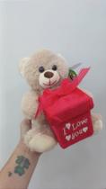 Urso Caco Bege Presente Quadrado de Pelúcia 19 cm com Coração 'I LOVE YOU' - 88H-24101-20