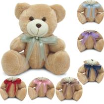 urso de pelucia caramelo com laço verde 25 cm sentado mexe braços e pernas lindo