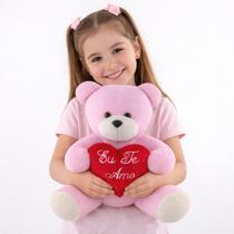 Urso Grande com Coração Bordado "Eu Te Amo" de Pelúcia 30cm Presente Fofo Decoração Urso Grande com Coração Bordado "Eu Te Amo" de Pelúcia 30cm Presente Fofo Decoração