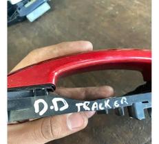 USADO: Maçaneta Externa Dianteira Direita Tracker 2017 2018 Vermelho Dianteira USADO: Maçaneta Externa Dianteira Direita Tracker 2017 2018 Vermelho Dianteira