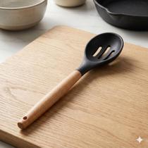 Utensílio de Silicone e Bambu - Colher Vazada Preta Utensílio de Silicone e Bambu - Colher Vazada Preta