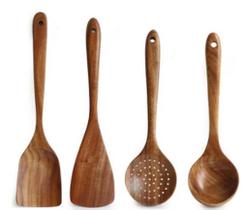 Utensílios de mesa de madeira. Conjunto com quatro utensílios. Faqueiro madeira