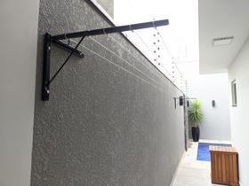 Varal de parede reforçado retrátil suporta até 50kg.
